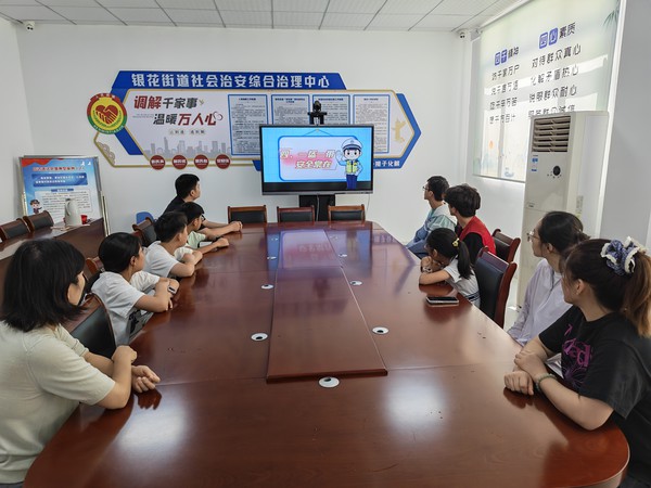 银东社区2026年8月26日组织观看&ldquo;安全驾驶，文明出行须知&rdquo;安全科普视频   拍摄者：王阳   工作单位：银东社区 (1).jpeg