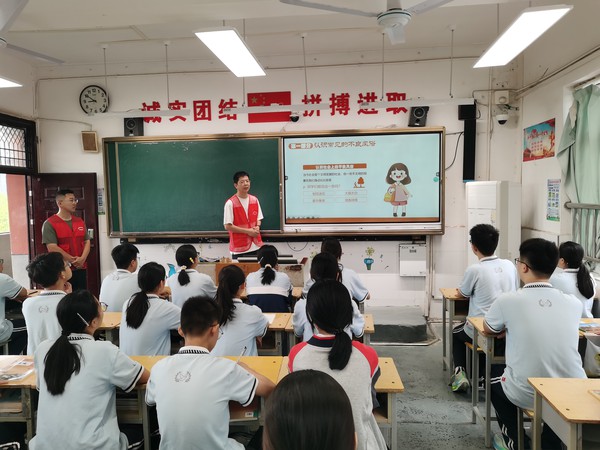 徐岗社区新时代文明实践站，2026年9月1日上午，在滁州市第八中学开展&ldquo;移风易俗进校园，文明新风伴成长&rdquo;宣传活动（2）.jpg