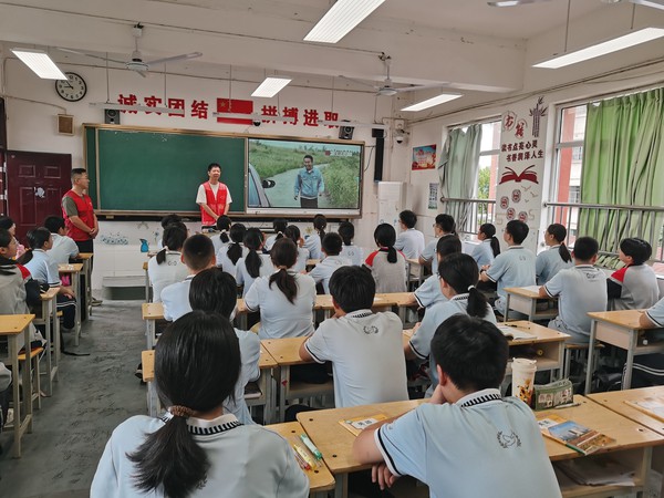 徐岗社区新时代文明实践站，2026年9月1日上午，在滁州市第八中学开展&ldquo;移风易俗进校园，文明新风伴成长&rdquo;宣传活动（4）.jpg