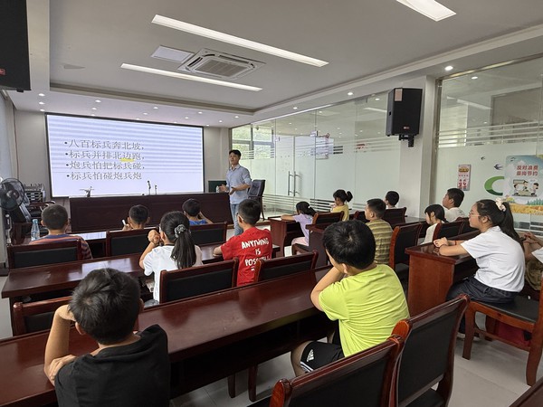 紫南社区新时代文明实践站，2025年7月11日下午，在紫南社区二楼开展&ldquo;声韵童年，音你精彩&zwnj;&rdquo;小主持人公益课。拍摄者：徐慧，拍摄单位：紫南社区  (2).JPG
