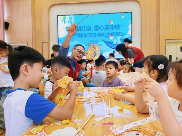 滁州市南谯区同乐街道东坡社区新时代文明实践站2026年9月21日上午开展&ldquo;巧手制灯扇 童心迎中秋&rdquo;&mdash;&mdash;&ldquo;我们的节日&middot;中秋&rdquo;主题活动（拍摄人：韩媛媛 拍摄单位：东坡社区） (2).jpg