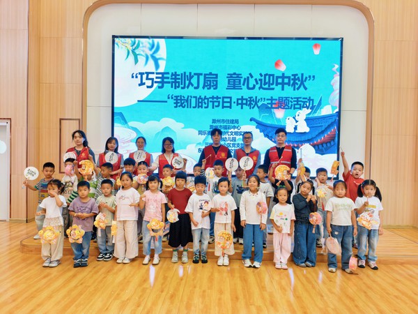 滁州市南谯区同乐街道东坡社区新时代文明实践站2026年9月21日上午开展&ldquo;巧手制灯扇 童心迎中秋&rdquo;&mdash;&mdash;&ldquo;我们的节日&middot;中秋&rdquo;主题活动（拍摄人：韩媛媛 拍摄单位：东坡社区） (7).jpg