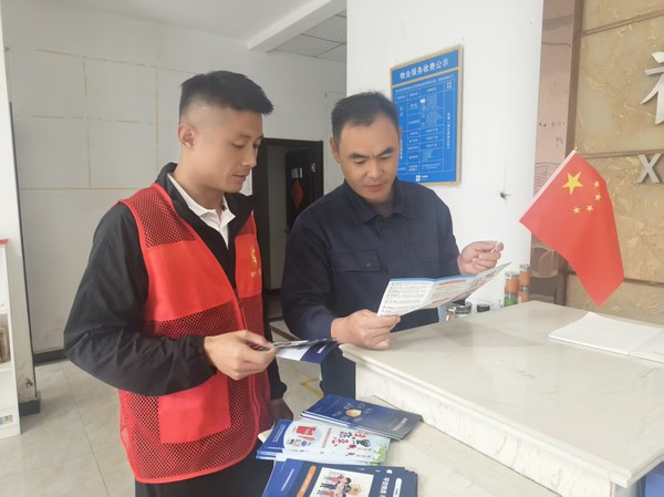 国庆送国旗1.jpg