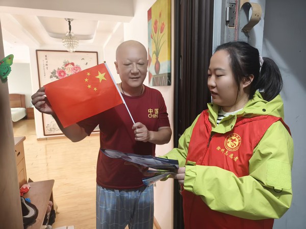 国庆送国旗2.jpg