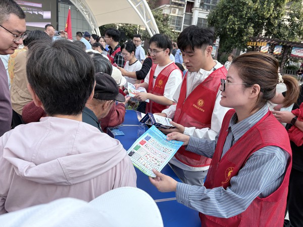 2026年10月13日，花园社区开展垃圾分类宣传活动.jpg
