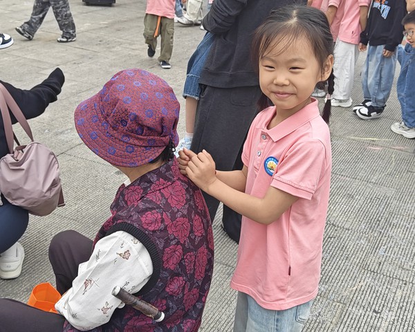 银东社区2026年10月15日上午，联合银花幼儿园开展&ldquo;情暖金秋贺重阳，敬老爱老传温情&rdquo;&mdash;&mdash;&ldquo;我们的节日&middot;重阳&rdquo;主题文化活动       拍摄者：王阳  工作单位：银东社区 (38).jpg