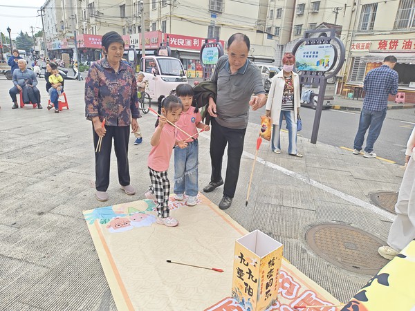 银东社区2026年10月15日上午，联合银花幼儿园开展&ldquo;情暖金秋贺重阳，敬老爱老传温情&rdquo;&mdash;&mdash;&ldquo;我们的节日&middot;重阳&rdquo;主题文化活动       拍摄者：王阳  工作单位：银东社区 (40).jpg