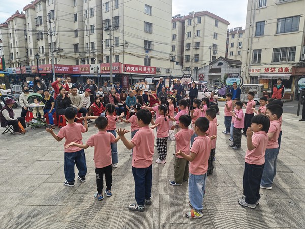 银东社区2026年10月15日上午，联合银花幼儿园开展&ldquo;情暖金秋贺重阳，敬老爱老传温情&rdquo;&mdash;&mdash;&ldquo;我们的节日&middot;重阳&rdquo;主题文化活动       拍摄者：王阳  工作单位：银东社区 (30).jpg